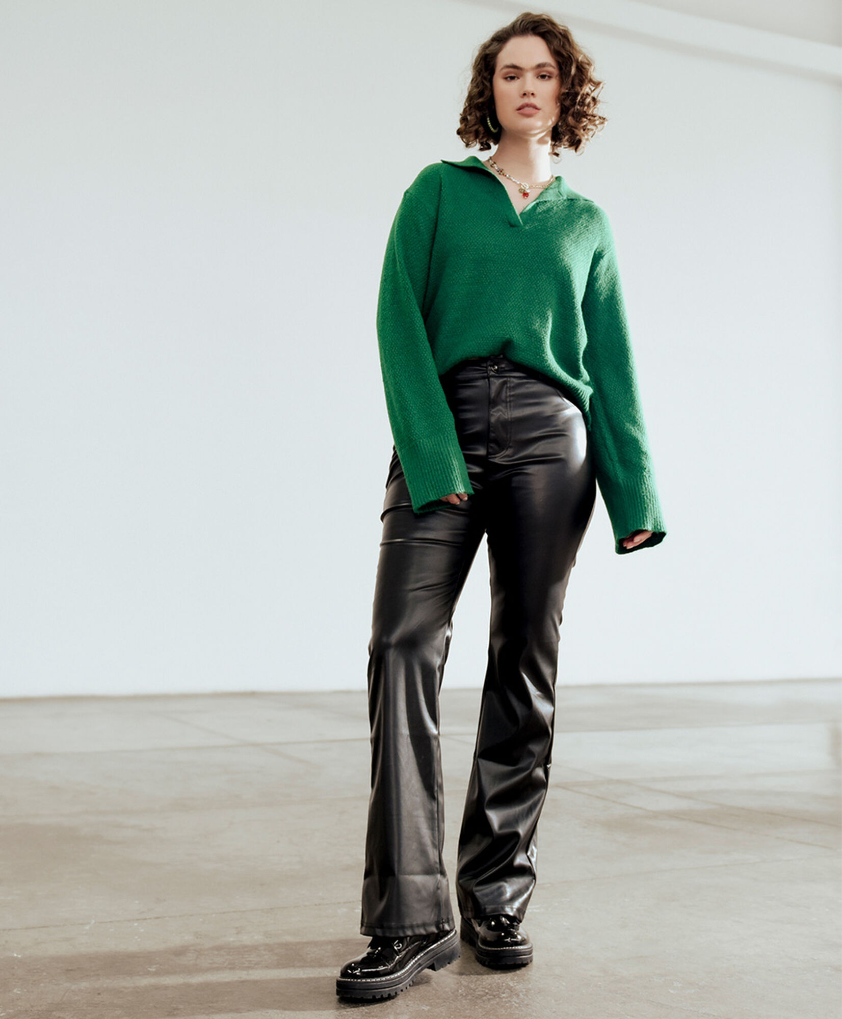 Pantalón mujer estilo cuerina flare Pantalón mujer estilo cuerina flare