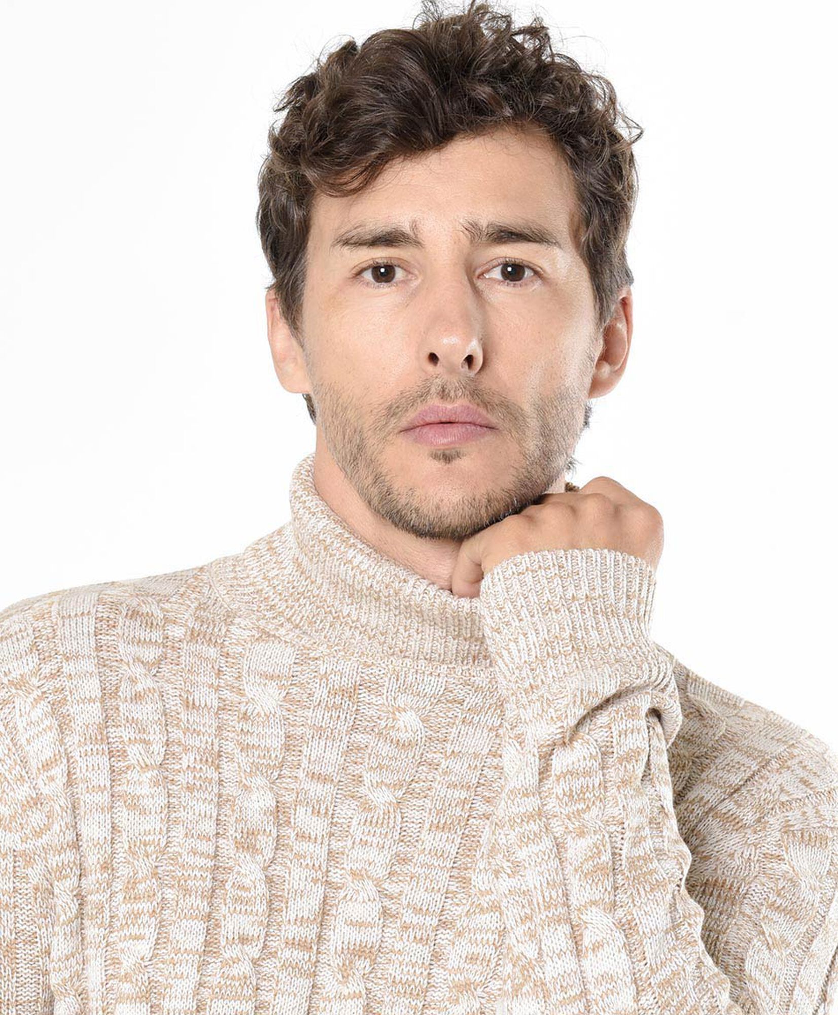 Sweater hombre trenzado cuello alto Sweater hombre trenzado cuello alto