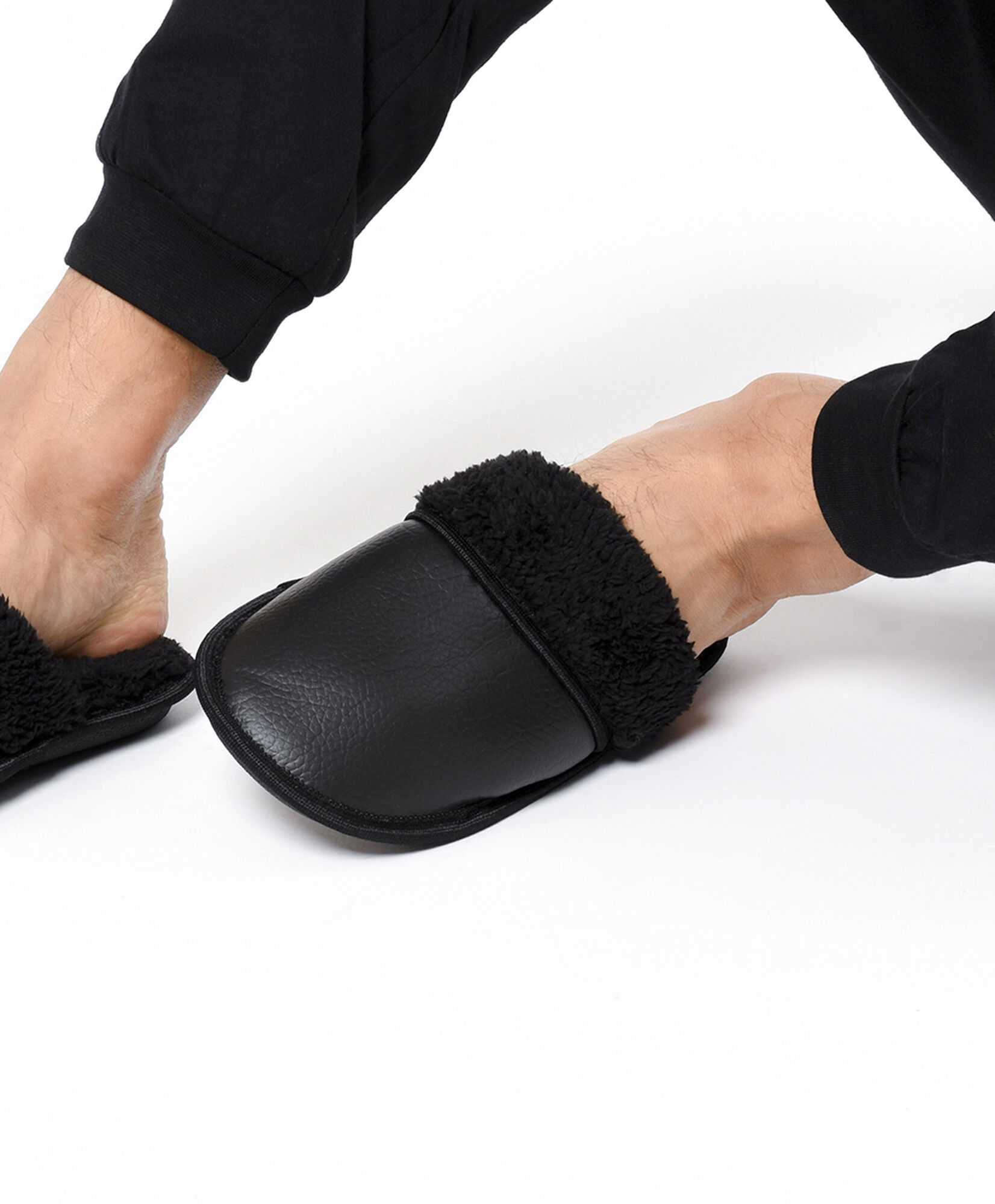 Pantufla hombre cuerina pelitos Pantufla hombre cuerina pelitos