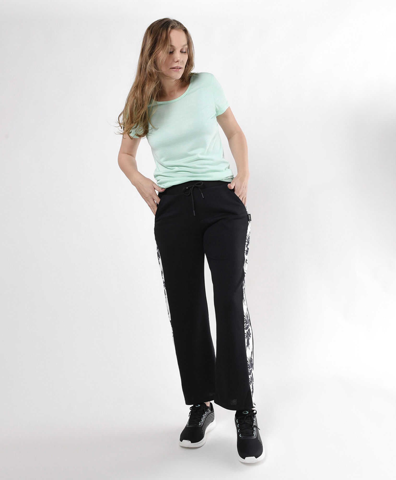 Pantalón de buzo mujer lado floreado Pantalón de buzo mujer lado floreado