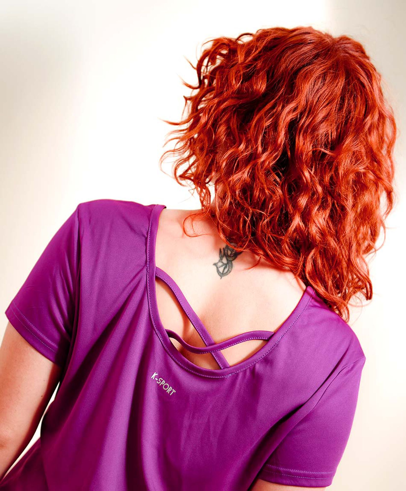 Polera deportiva mujer lisa cruzada en espalda Polera deportiva mujer lisa cruzada en espalda