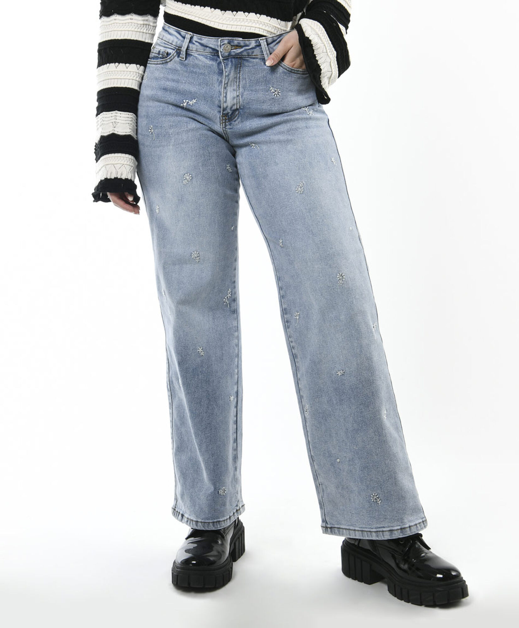 Jeans mujer flores bordadas wide Jeans mujer flores bordadas wide