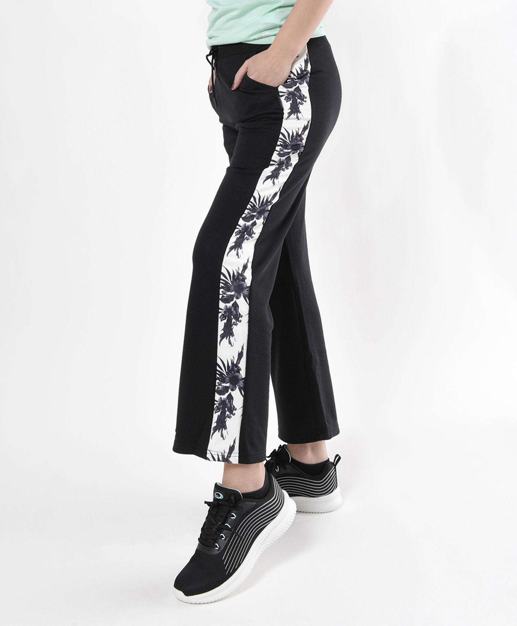 Pantalón de buzo mujer lado floreado Pantalón de buzo mujer lado floreado