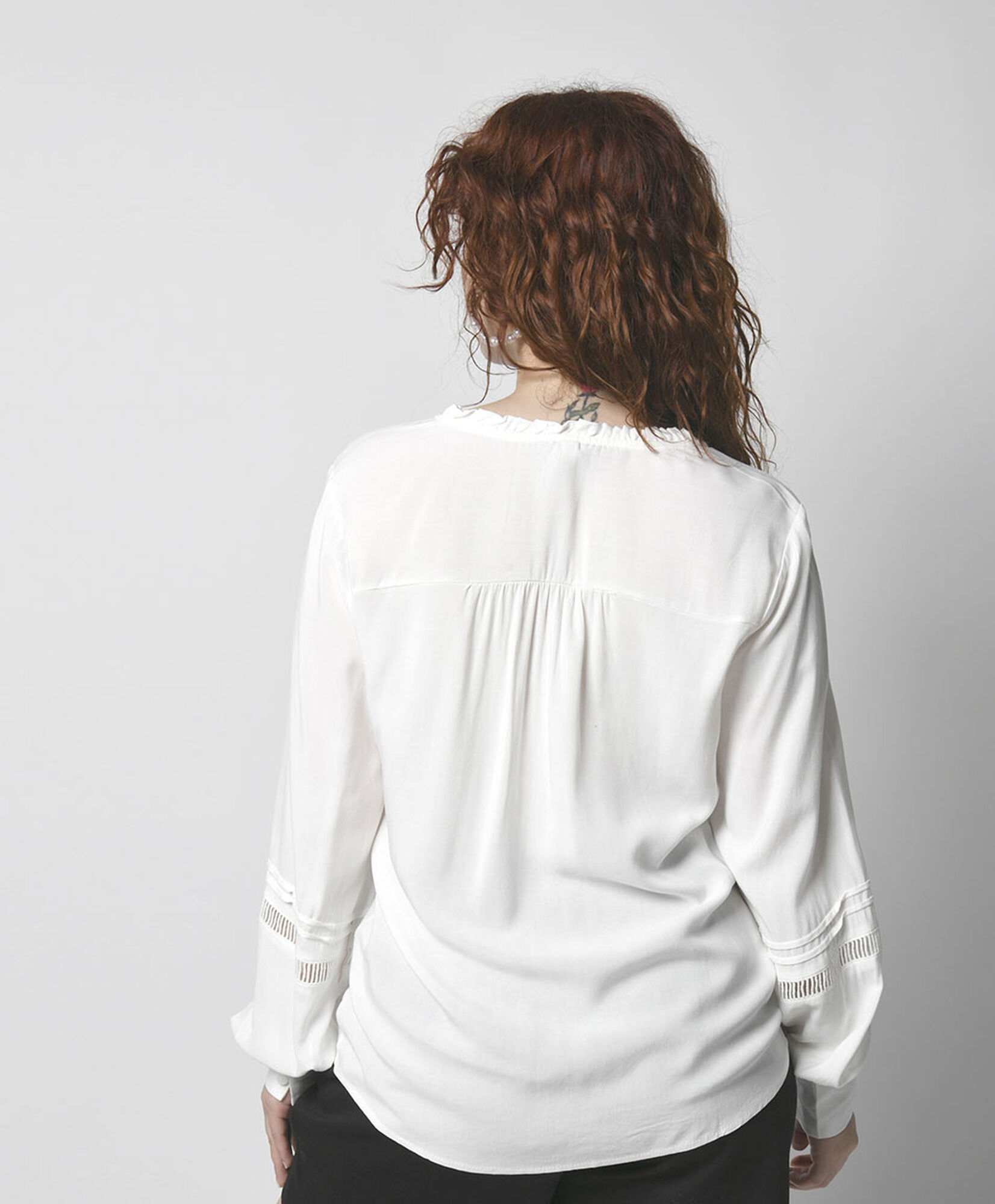 Blusa mujer hombro y puños calados Blusa mujer hombro y puños calados
