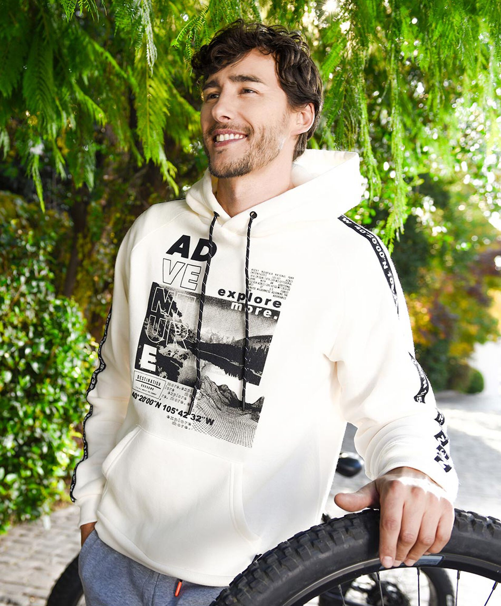Polerón deportivo hombre franja en mangas Polerón deportivo hombre franja en mangas