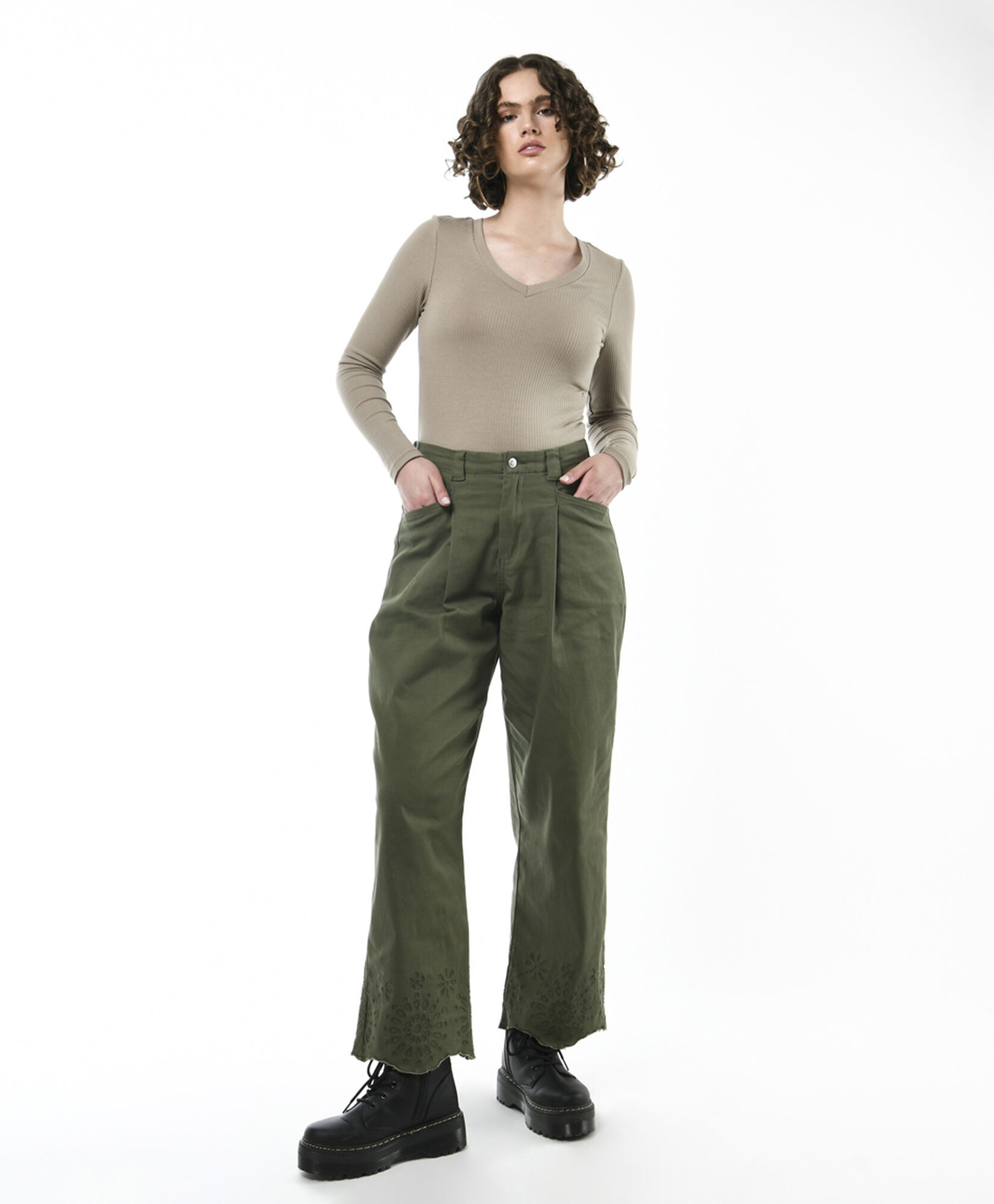 Pantalón mujer basta bordada Pantalón mujer basta bordada