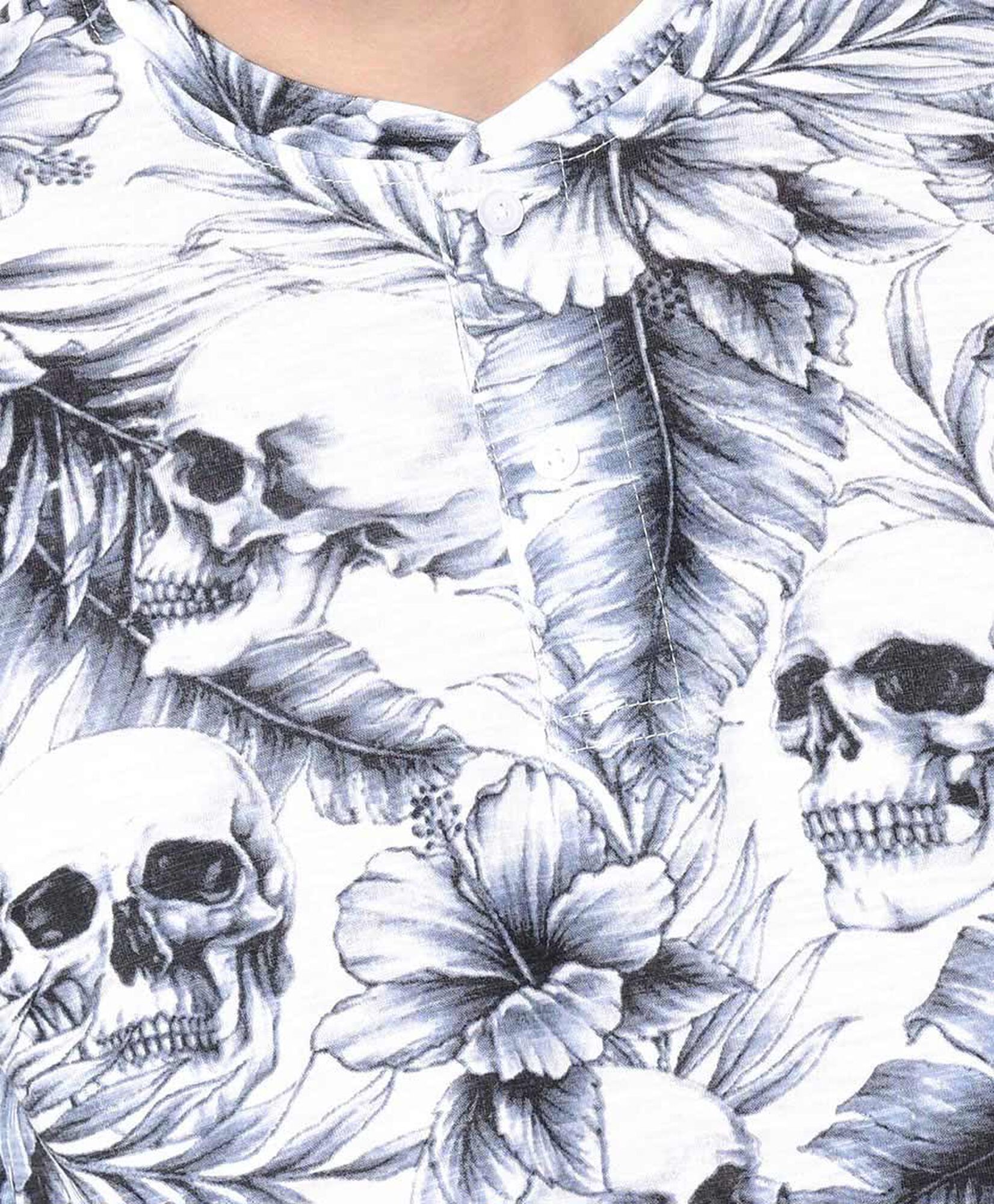 Polera hombre estampado hojas y calaveras Polera hombre estampado hojas y calaveras