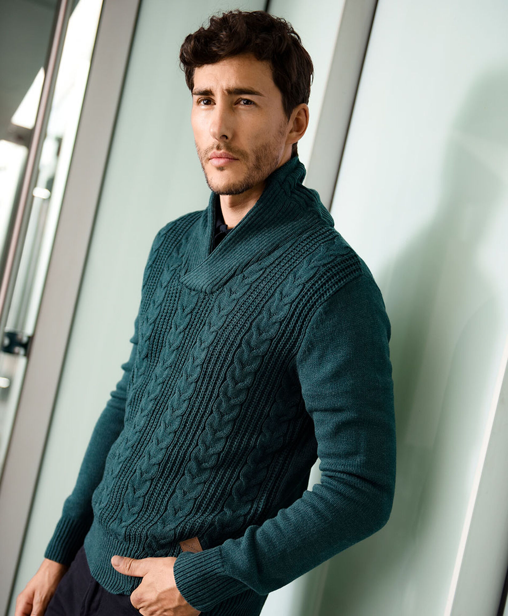 Sweater hombre trenzado cuello en v Sweater hombre trenzado cuello en v