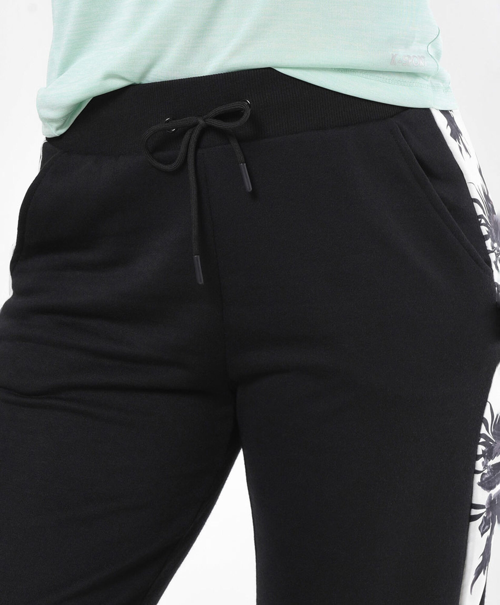 Pantalón de buzo mujer lado floreado Pantalón de buzo mujer lado floreado