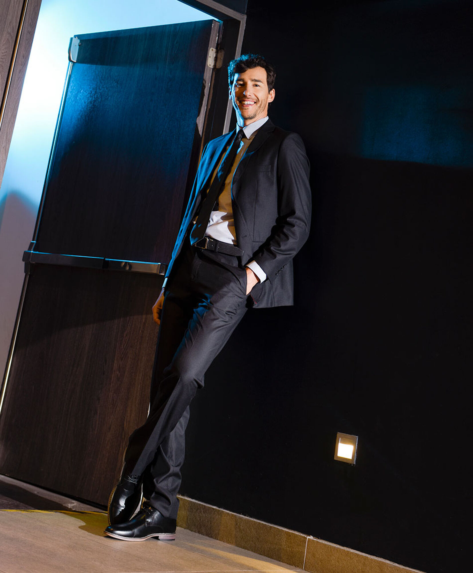 Traje de vestir hombre color negro Traje de vestir hombre color negro