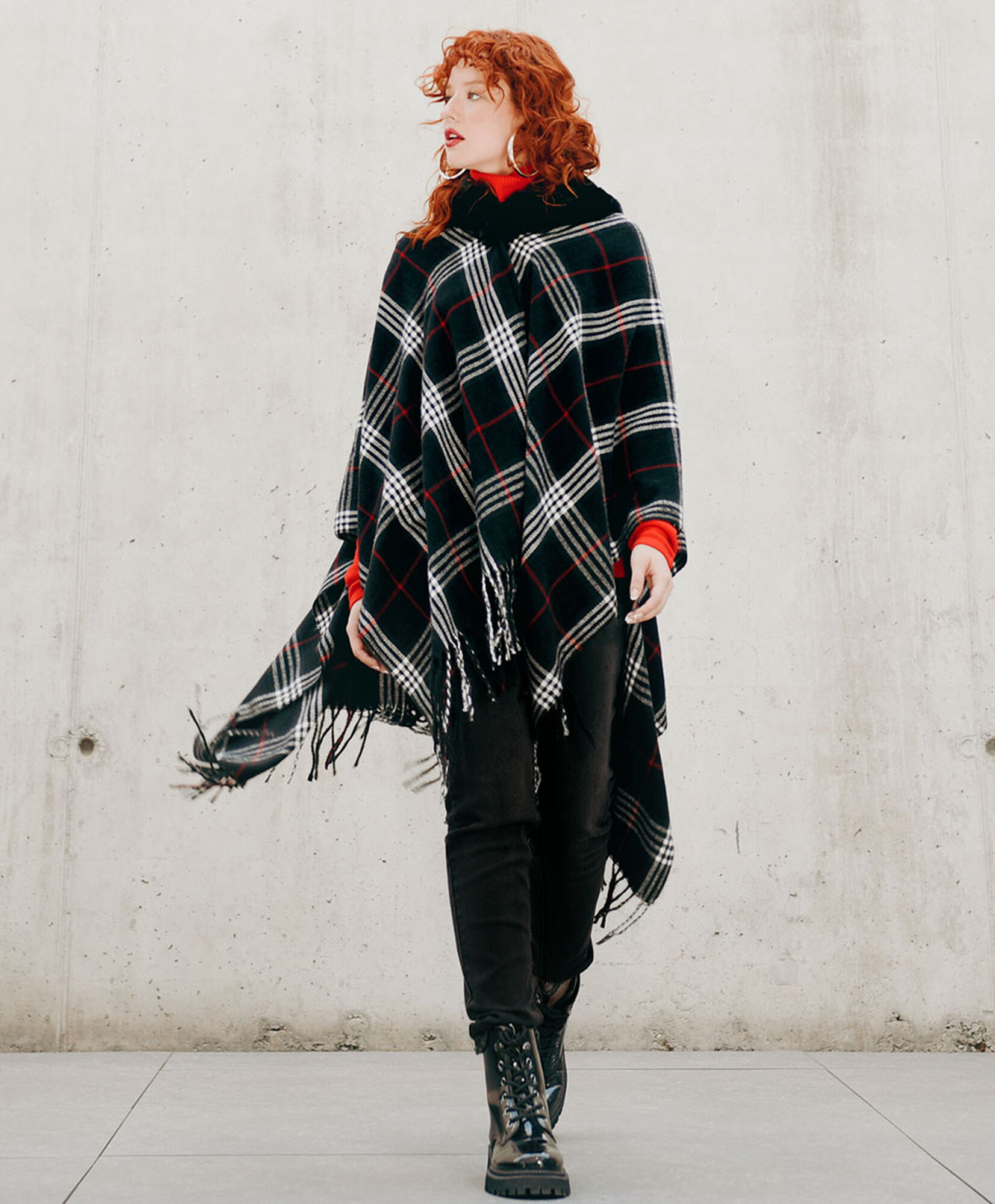 Poncho mujer cuadros cuello pelitos Poncho mujer cuadros cuello pelitos