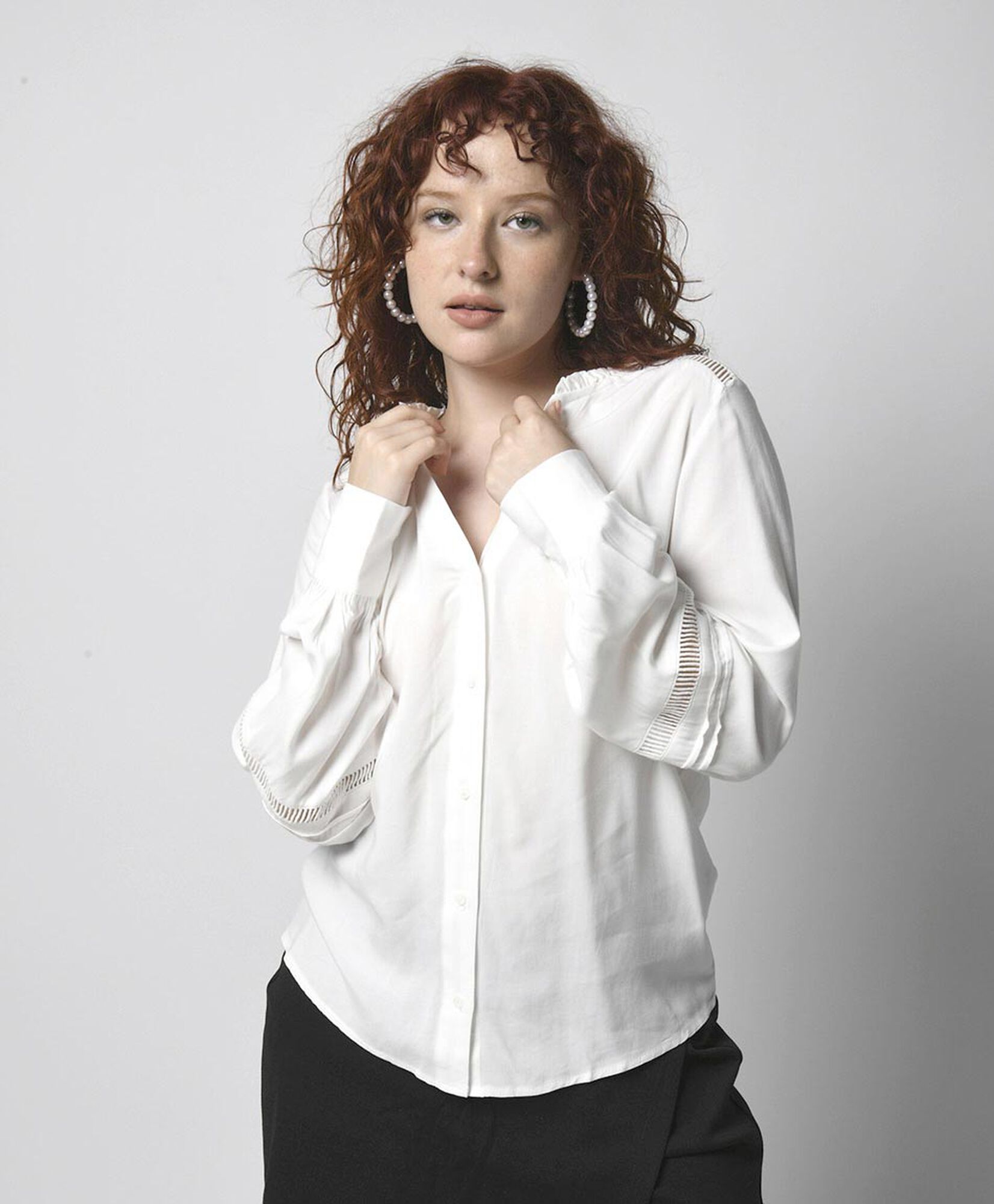 Blusa mujer hombro y puños calados Blusa mujer hombro y puños calados