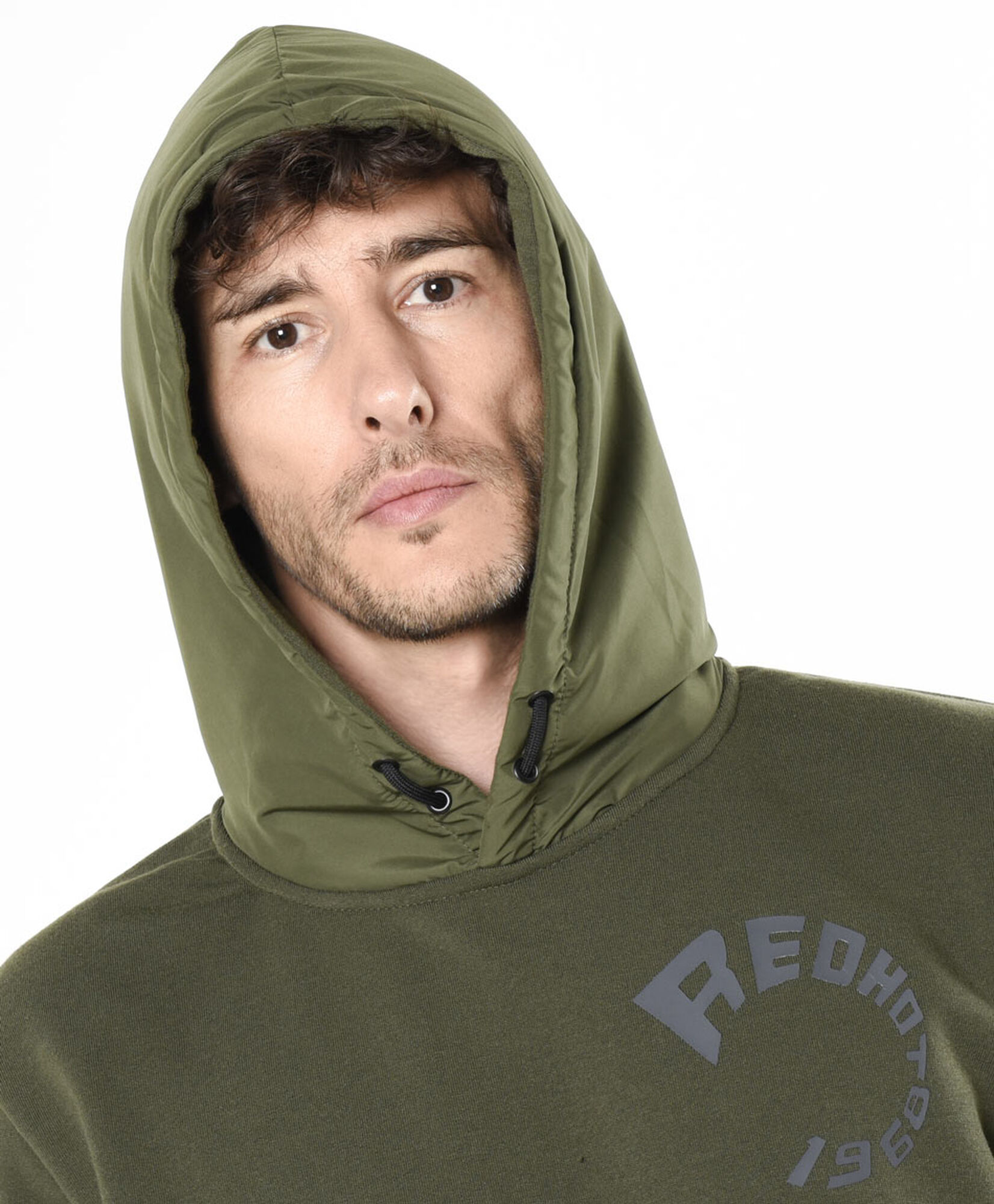 Polerón hombre liso con gorro Polerón hombre liso con gorro