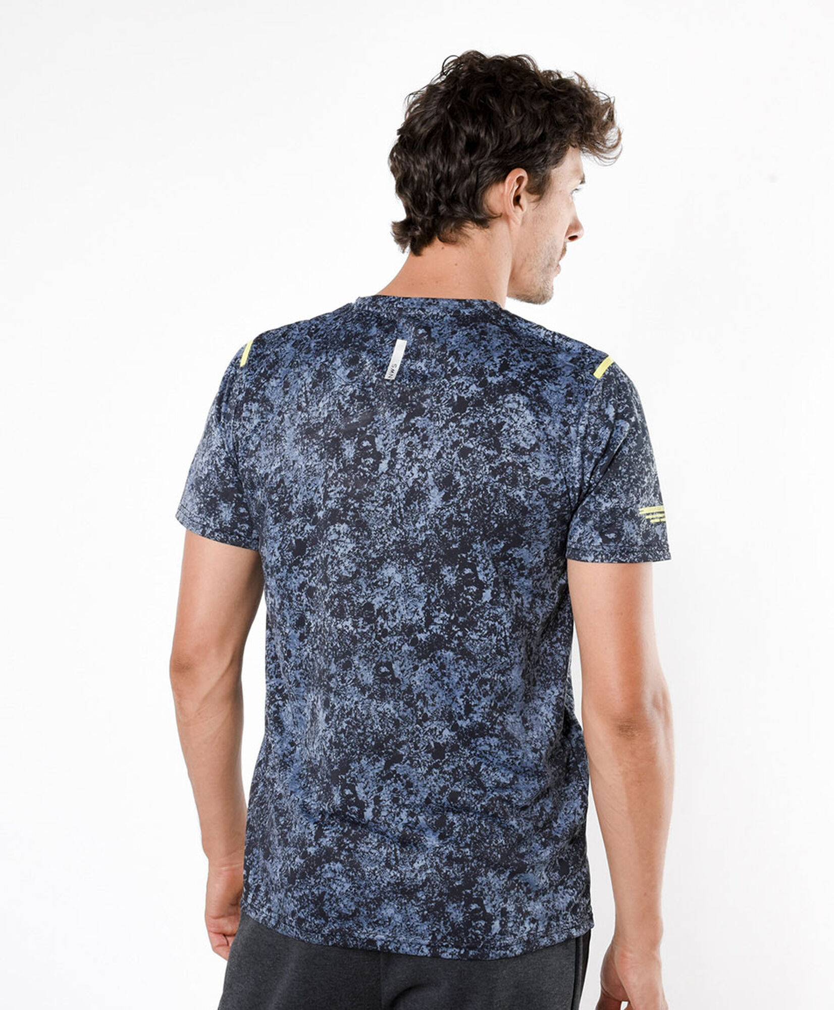 Polera deportiva hombre estampado granito Polera deportiva hombre estampado granito
