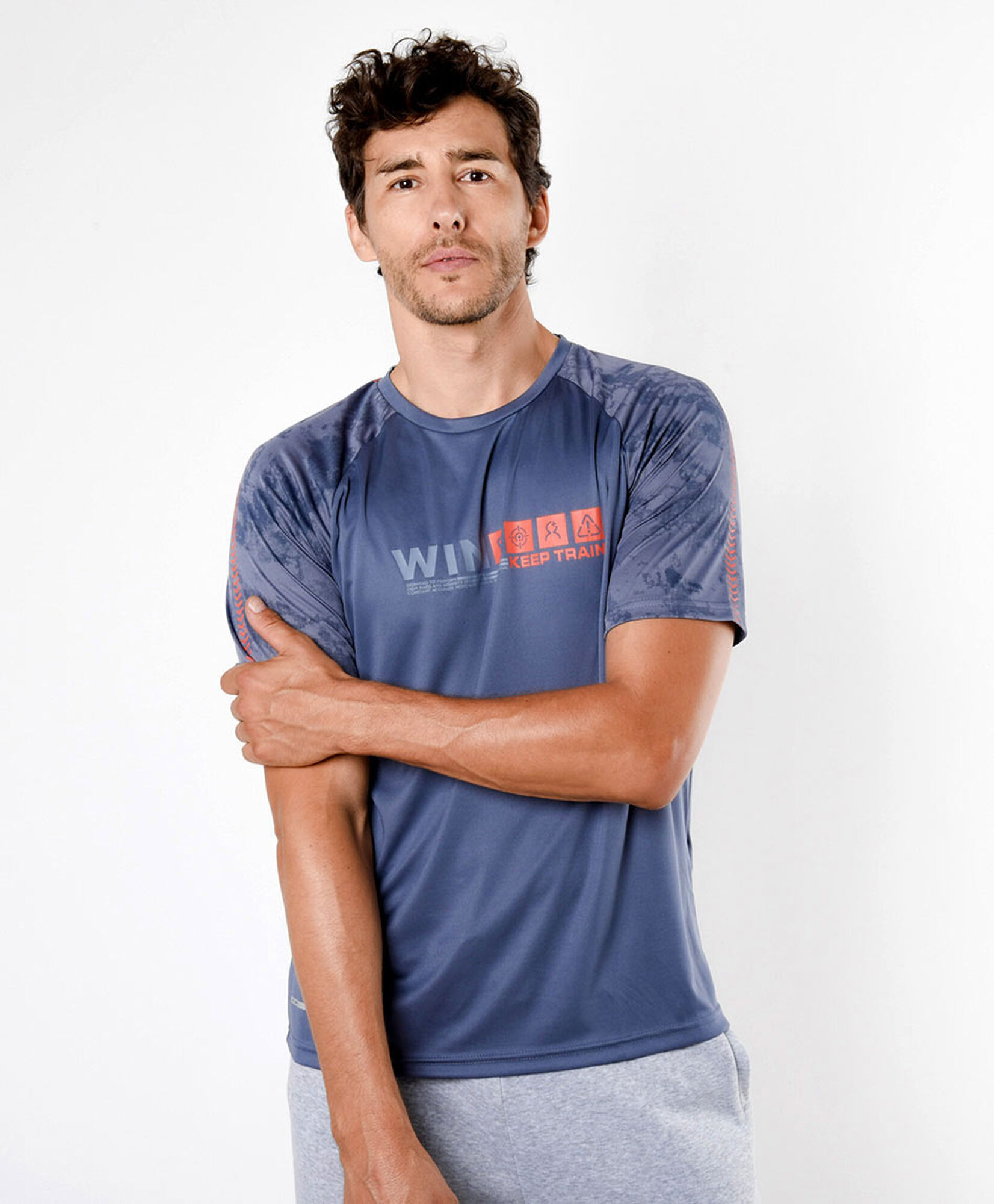 Polera deportiva hombre mangas estampadas Polera deportiva hombre mangas estampadas