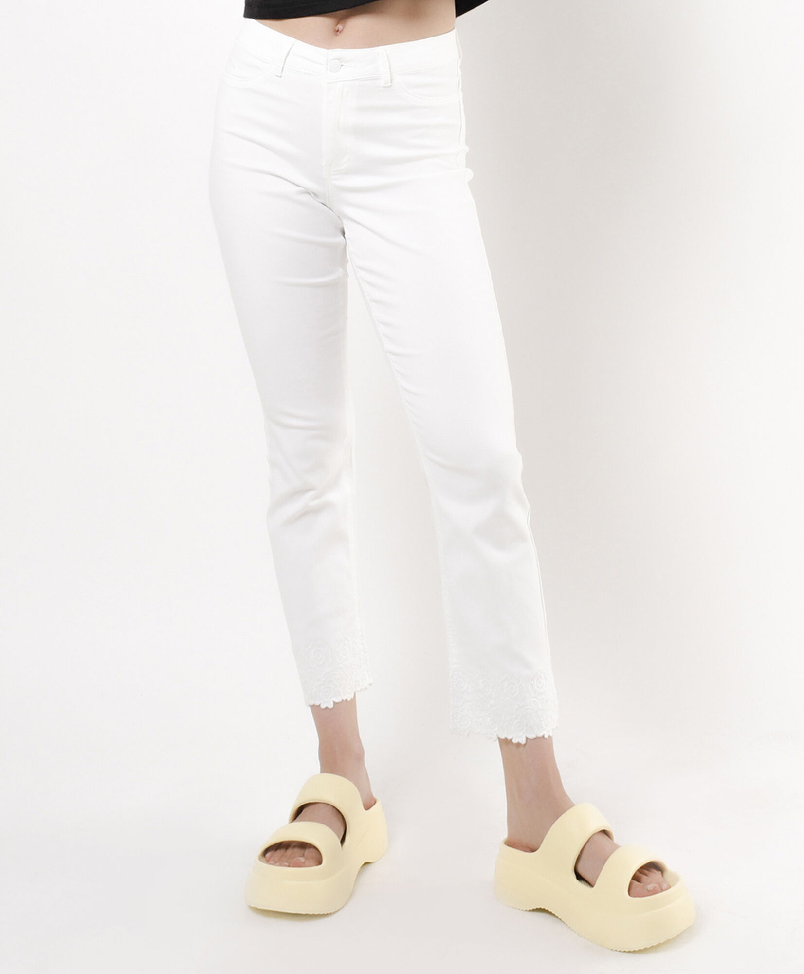 Jeans mujer basta bordada blancos Jeans mujer basta bordada blancos