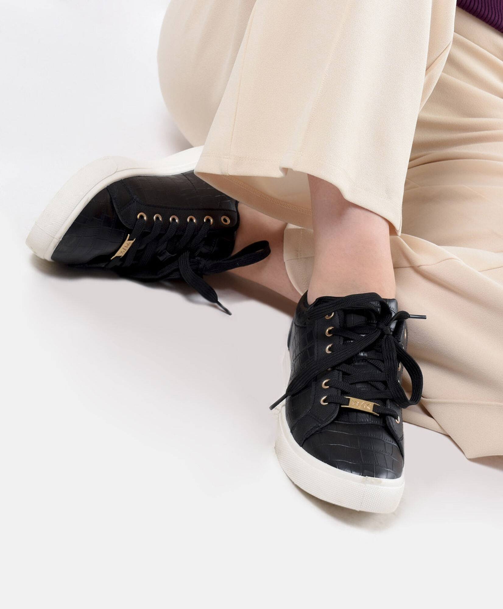 Zapatilla mujer detalles dorados Zapatilla mujer detalles dorados