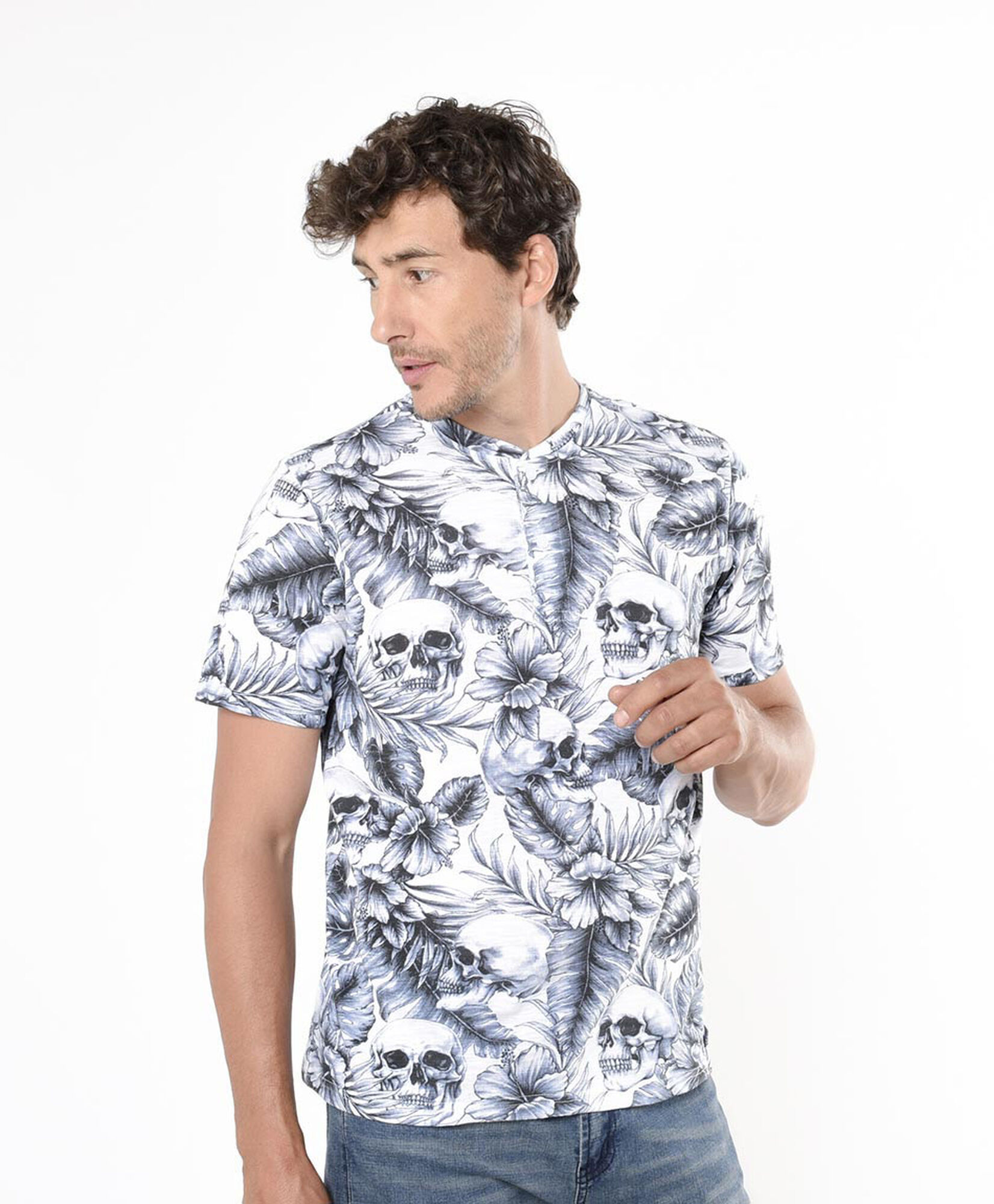 Polera hombre estampado hojas y calaveras Polera hombre estampado hojas y calaveras