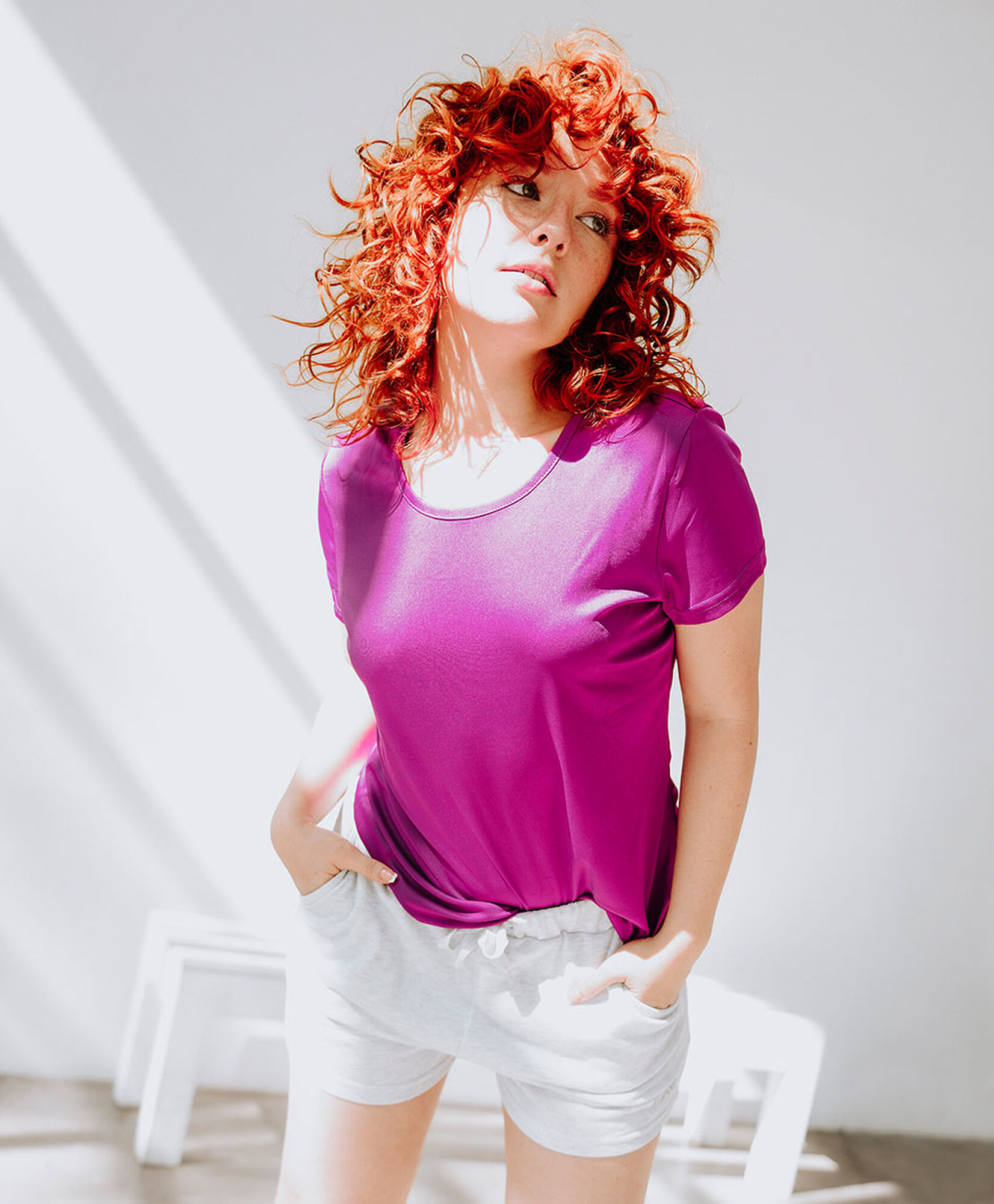 Polera deportiva mujer lisa cruzada en espalda Polera deportiva mujer lisa cruzada en espalda