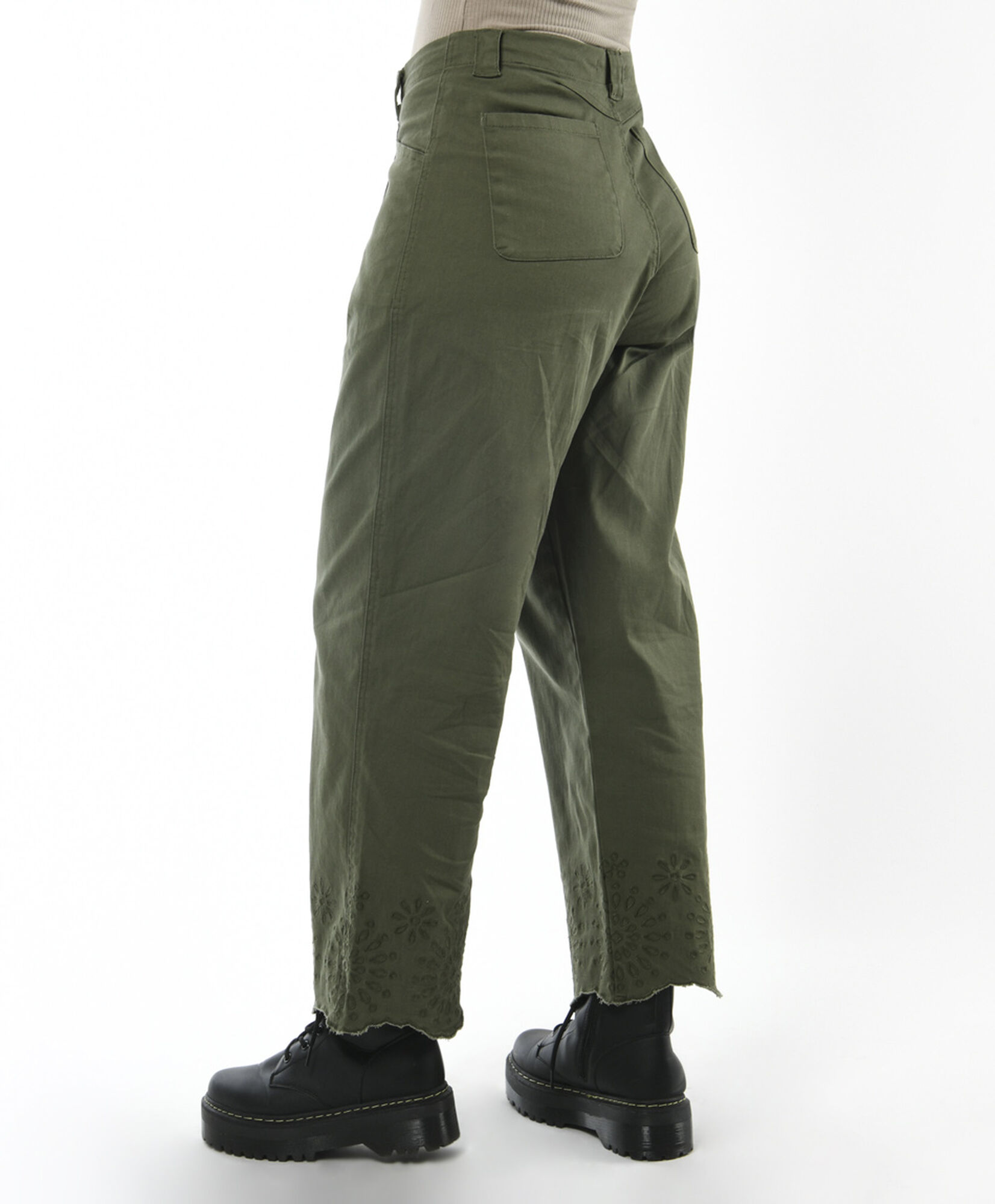 Pantalón mujer basta bordada Pantalón mujer basta bordada