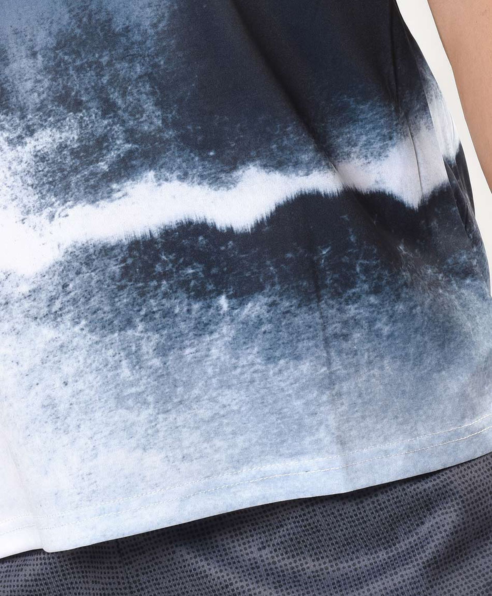 Polera deportiva hombre estampado niebla Polera deportiva hombre estampado niebla