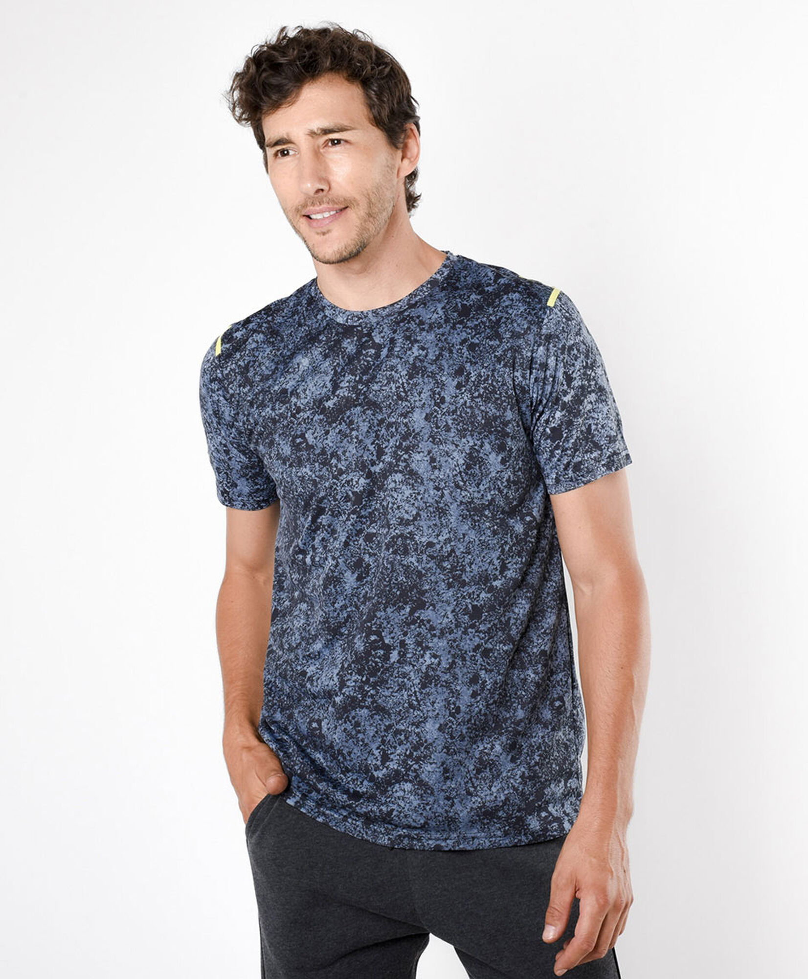 Polera deportiva hombre estampado granito Polera deportiva hombre estampado granito