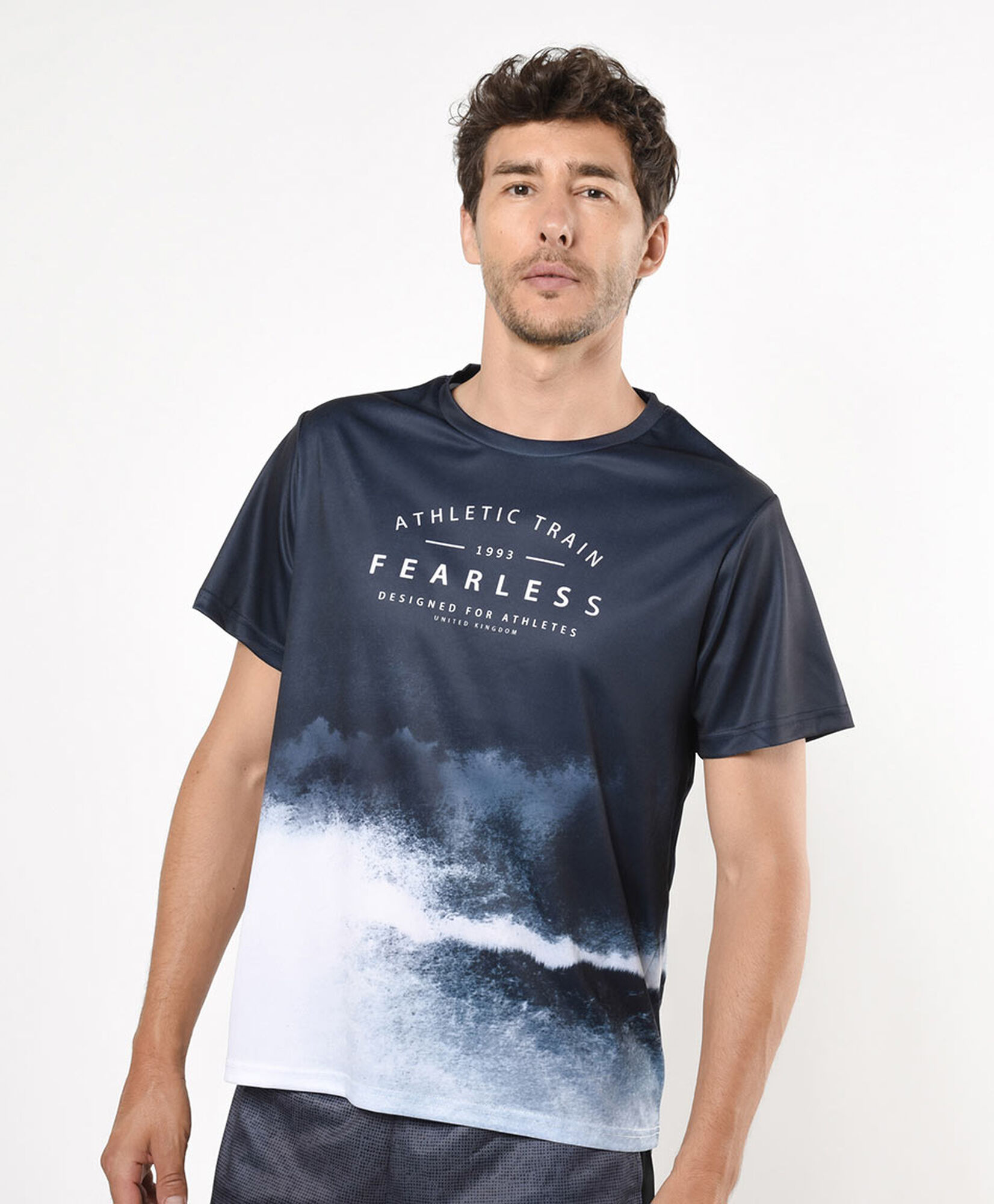 Polera deportiva hombre estampado niebla Polera deportiva hombre estampado niebla