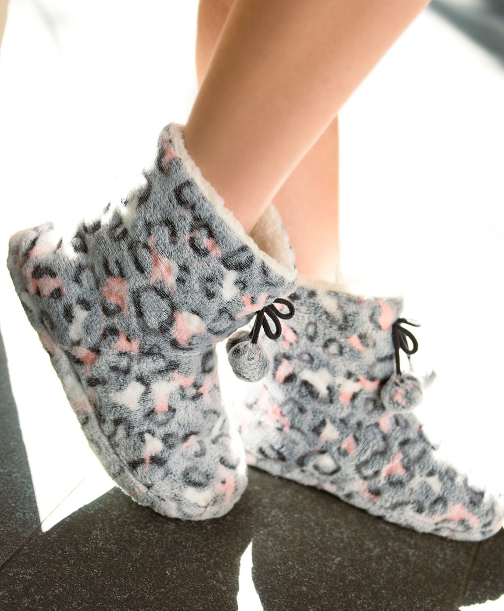 Pantufla mujer animal print caña alta Pantufla mujer animal print caña alta