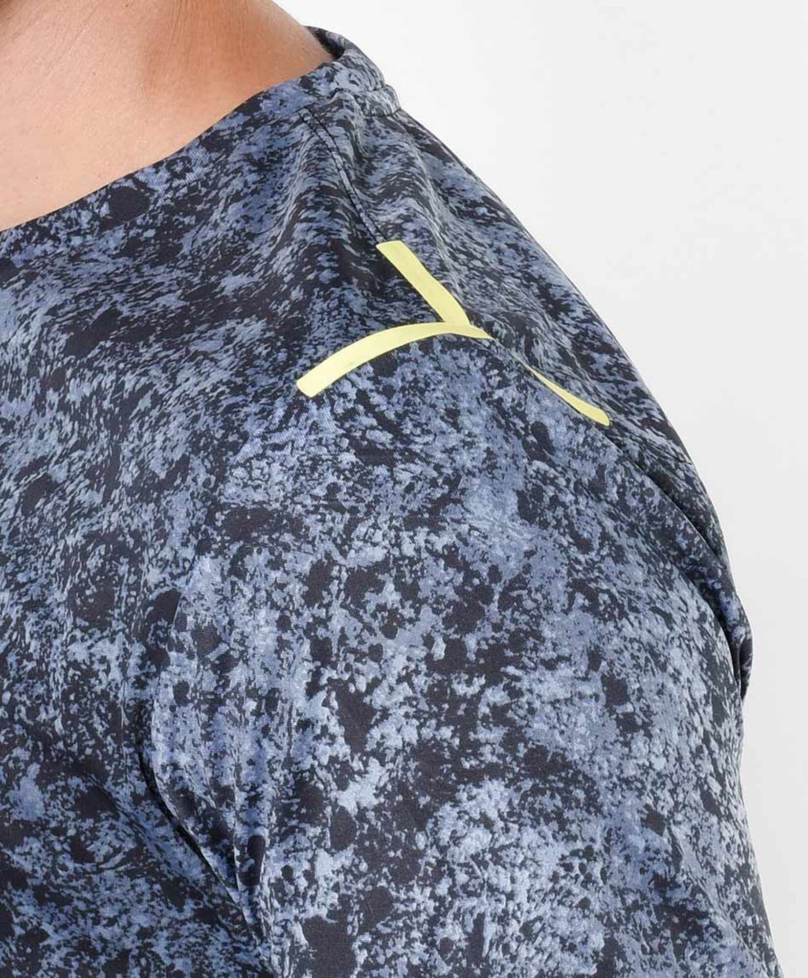 Polera deportiva hombre estampado granito Polera deportiva hombre estampado granito