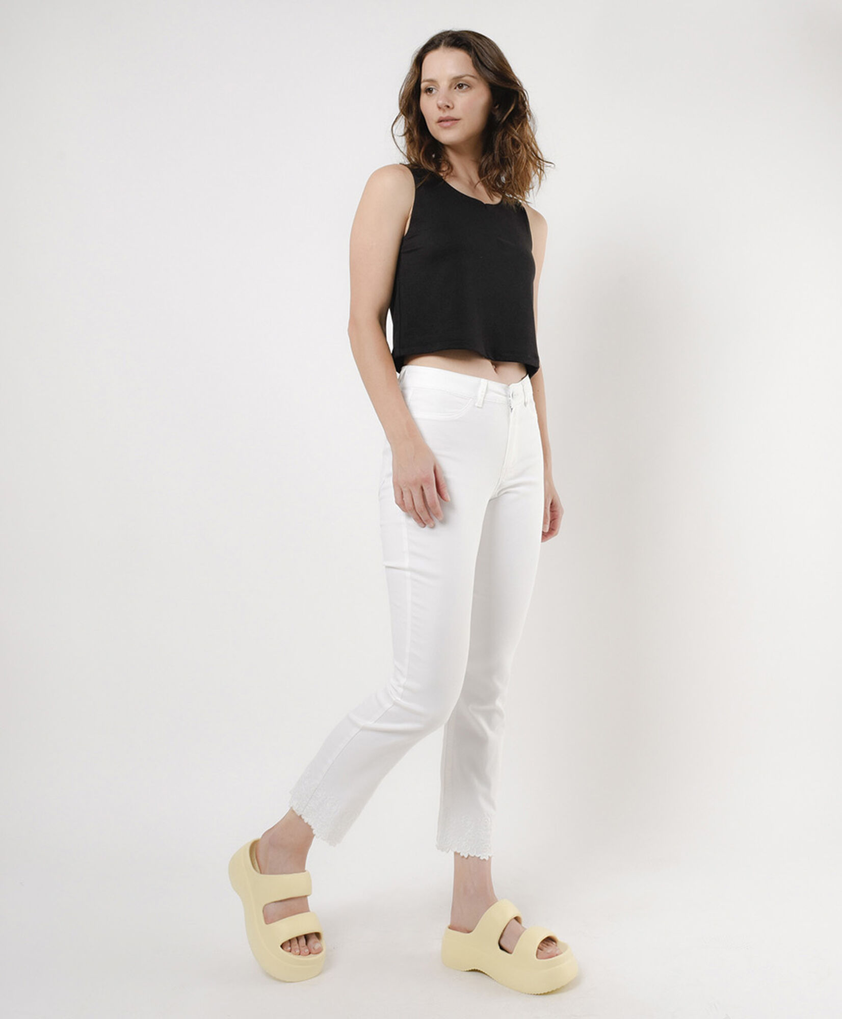 Jeans mujer basta bordada blancos Jeans mujer basta bordada blancos