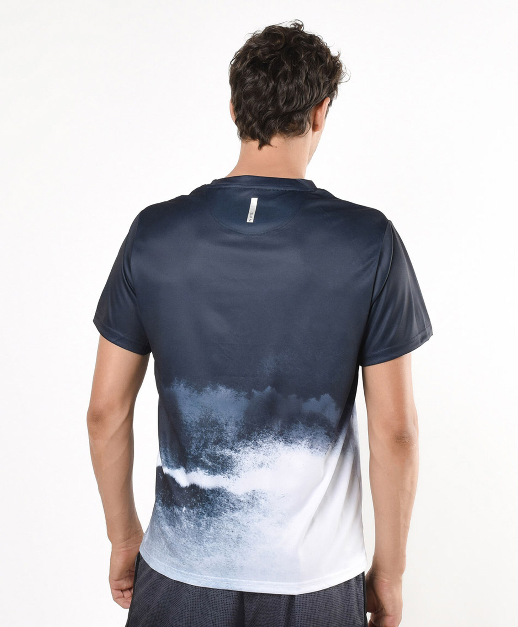 Polera deportiva hombre estampado niebla Polera deportiva hombre estampado niebla