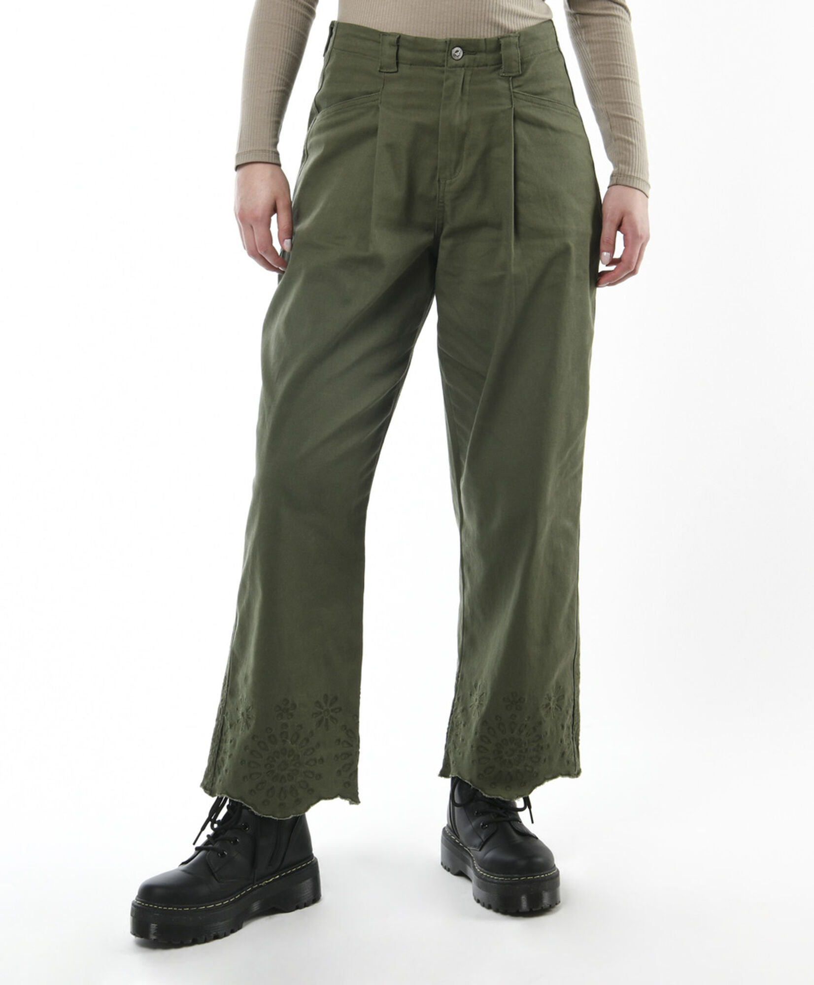 Pantalón mujer basta bordada Pantalón mujer basta bordada