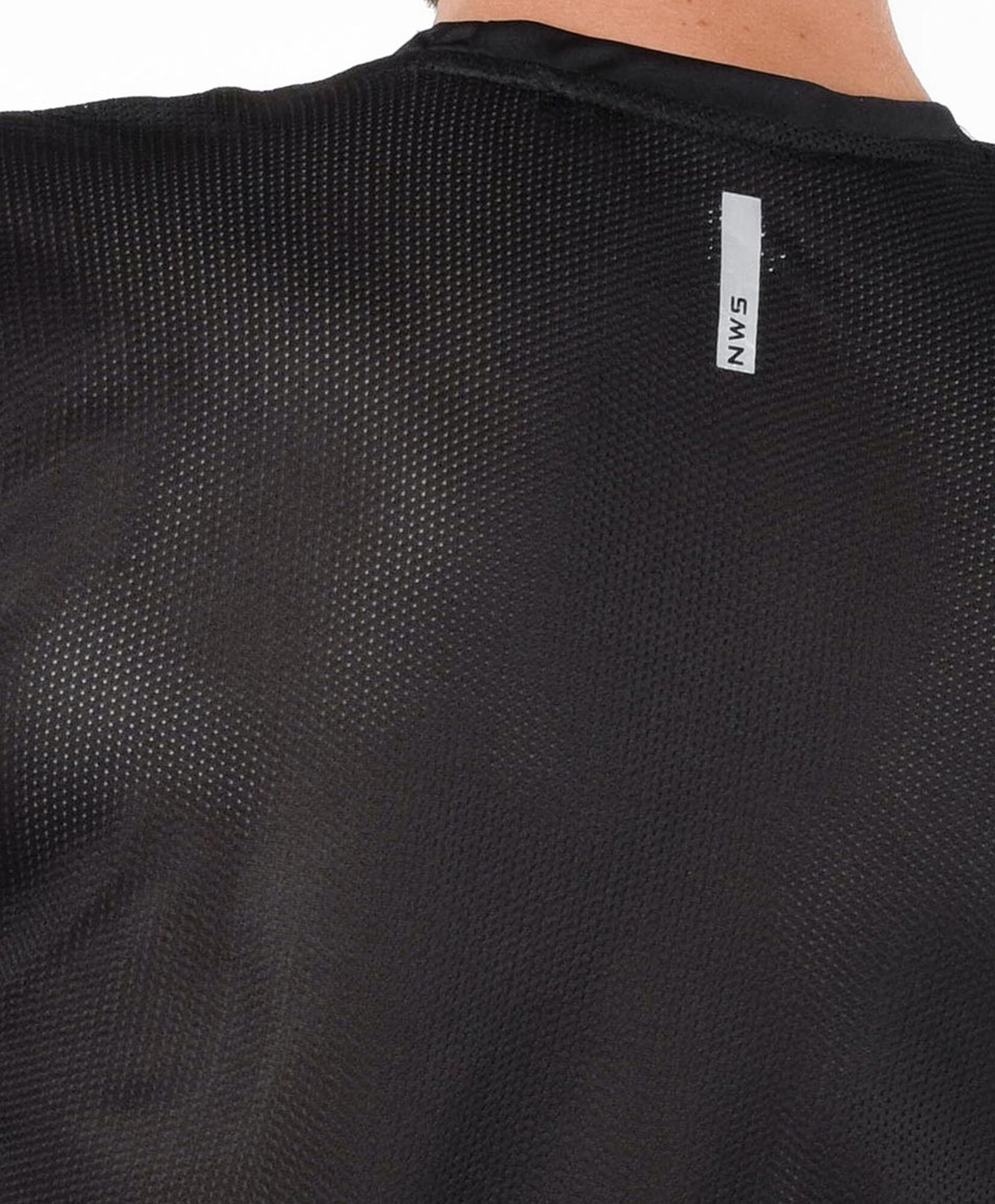 Polera deportiva hombre puntitos negra Polera deportiva hombre puntitos negra
