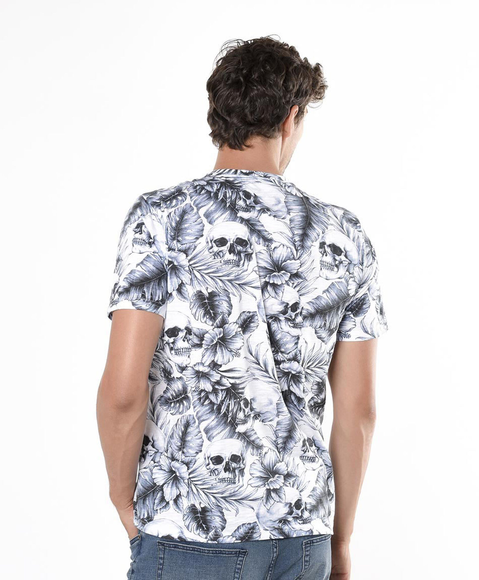 Polera hombre estampado hojas y calaveras Polera hombre estampado hojas y calaveras