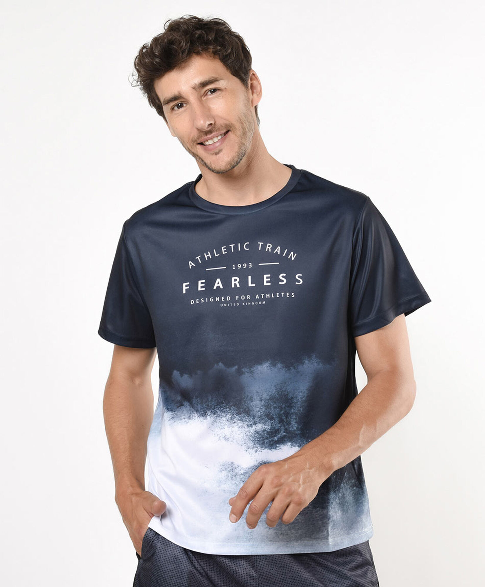 Polera deportiva hombre estampado niebla Polera deportiva hombre estampado niebla