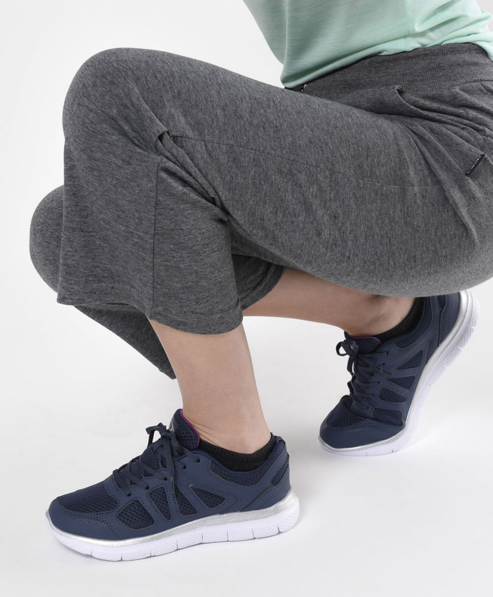 Zapatilla deportiva mujer puntos calados plataforma Zapatilla deportiva mujer puntos calados plataforma